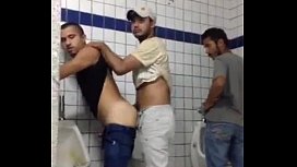 Filmando rapazes na pegacao no banheiro gay