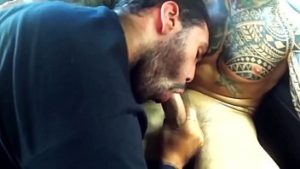 Homem chupa pau do taxista todo tatuado no video porno