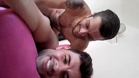 Porno caseiro gay entre os sorridentes safados musculosos