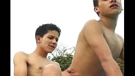 Sexo de garotos latinos ao ar livre com gemidos