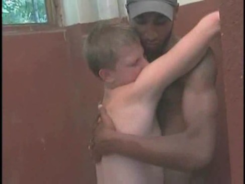 Gay moreno dando uma assistência ao novinho loiro e fodendo